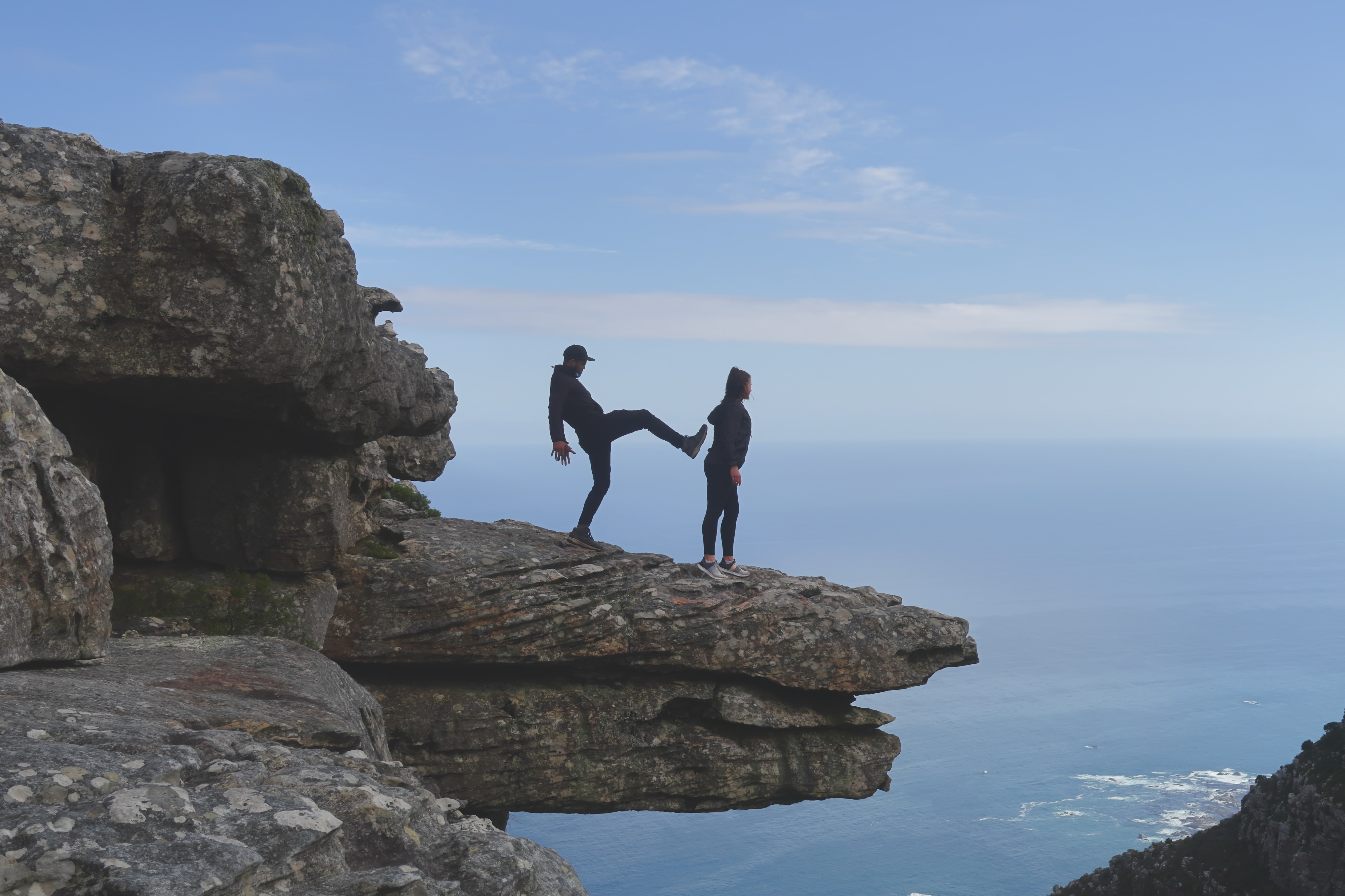 Ансплеш. Унсплеш. People on a Cliff. Unsplash f. Unsplash.com.